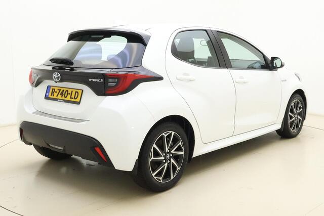 Toyota YARIS 1.5 Hybrid Dynamic Stoelverwarming l Camera l Climate Control l Cruise Control l DAB l Keyless Entry & Start l LED l Lichtmetalen Velgen
