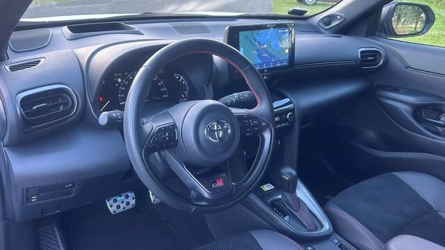 Toyota YARIS Cross 1.5 Hybrid GR Sport NAVIGATIE, APPLE CARPLAY, DAB, JBL SOUND, STOELVERWARMING, HEAD-UP DISPLAY, ADAPTIVE CRUISE CONTROL, TREKHAAK, PDC V/A, ACHERUITRIJCAMERA, LED-LICHT, 18"GR SPORT VELGEN, ENZ. ENZ. FULL OPTIONS!!