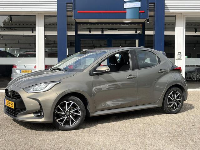 Toyota YARIS 1.5 VVT-i Dynamic / NL-Auto / Dealer-Onderhouden / Adaptieve Cruise-Control / Apple-Carplay & Android-Auto / LED / Keyless / DAB Radio-Bluetooth / Navi / Airco / Camera / 16'' LMV / All-Season / ENZ.