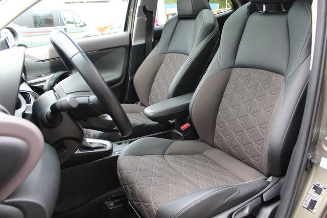 Toyota YARIS Cross 1.5 Hybrid Executive Bi-tone | Rijklaar | Panorama | Blind Spot | Head Up | JBL | Sensoren v+a | Stoelverw. | Apple/Android | Half-leder