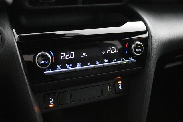 Toyota YARIS Cross 1.5 Hybrid Adventure | Leder - stof bekleding | Stoel en stuurverwarming | Navigatie |