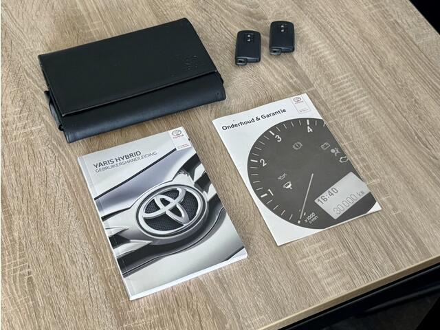 Toyota YARIS 1.5 Hybrid Bi-Tone Navi Camera Cruise NL auto