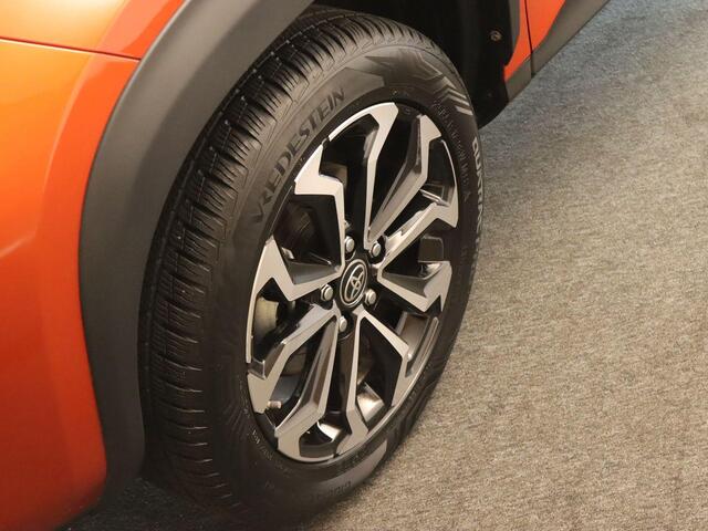 Toyota YARIS Cross 1.5 Hybrid Spicy Edition - DODEHOEK DETECTIE - PARKEERSENSOREN VOOR/ ACHTER - DRAADLOZE TELEFOONLADER - NAVIGATIE - TWON TONE LAK - 4 SEIZOENENBANDEN VREDESTEIN - KEYLESS ENTRY/ START - STOELVERWARMING - STUURVERWARMING - VOORRUITVERWARMING BIJ RUIT