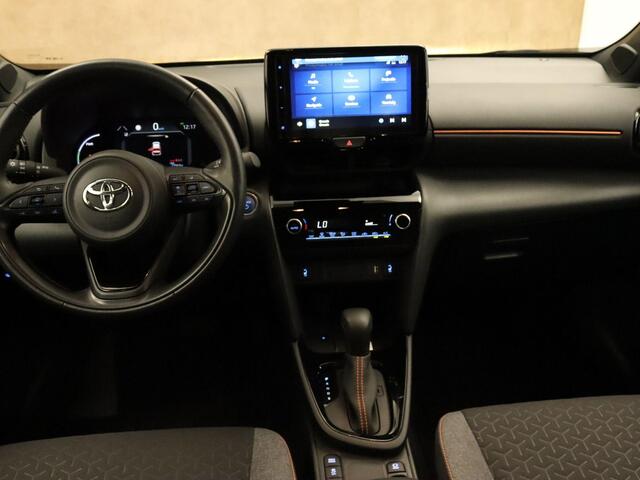 Toyota YARIS Cross 1.5 Hybrid Spicy Edition - DODEHOEK DETECTIE - PARKEERSENSOREN VOOR/ ACHTER - DRAADLOZE TELEFOONLADER - NAVIGATIE - TWON TONE LAK - 4 SEIZOENENBANDEN VREDESTEIN - KEYLESS ENTRY/ START - STOELVERWARMING - STUURVERWARMING - VOORRUITVERWARMING BIJ RUIT