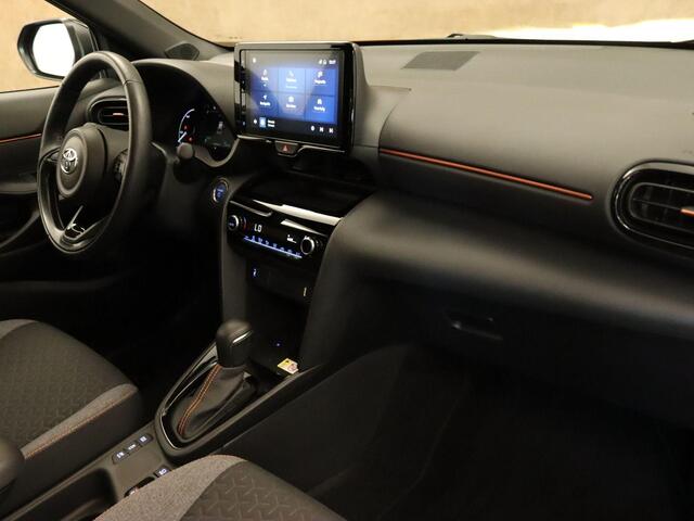 Toyota YARIS Cross 1.5 Hybrid Spicy Edition - DODEHOEK DETECTIE - PARKEERSENSOREN VOOR/ ACHTER - DRAADLOZE TELEFOONLADER - NAVIGATIE - TWON TONE LAK - 4 SEIZOENENBANDEN VREDESTEIN - KEYLESS ENTRY/ START - STOELVERWARMING - STUURVERWARMING - VOORRUITVERWARMING BIJ RUIT