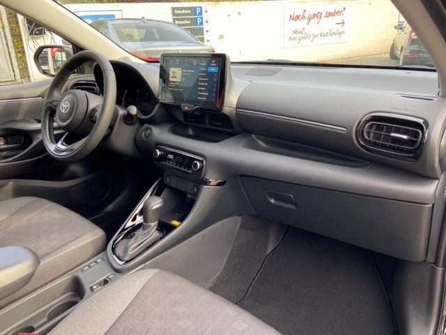 Toyota YARIS Hybrid 115 Dynamic 1e Eigenaar | BTW | Fabrieks Garantie | Stoelverwarming | Camera | Navi | Carplay | ACC | Climate | Keyless | Bots | Full Led | PDC