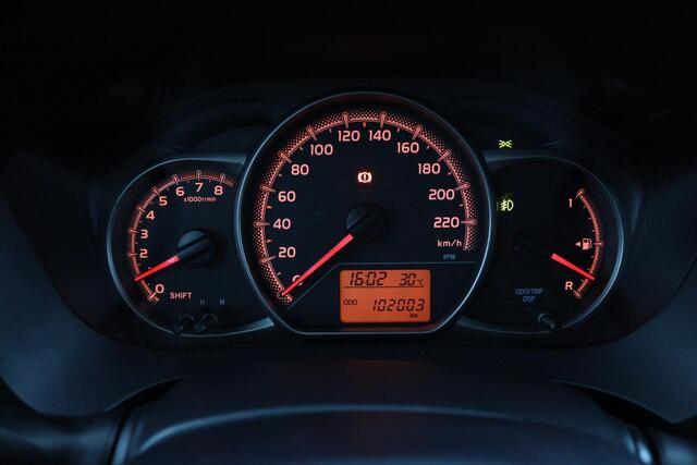 Toyota YARIS 1.3 VVT-i Orange Sport | Climate control | Cruise control | Parkeercamera | Trekhaak |