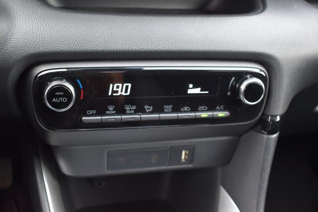 Toyota YARIS 1.5 Hybrid Dynamic Navigatie btw auto