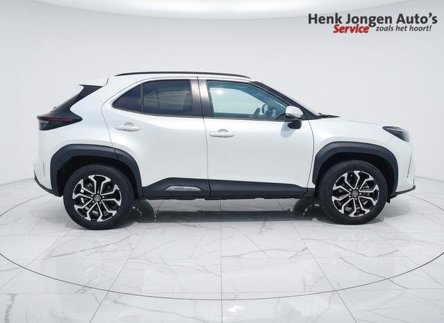 Toyota YARIS Cross 1.5 Hybrid 115 First Edition uit 2025 Rijklaar + Fabrieksgarantie Henk Jongen Auto's in Helmond, al 50 jaar service zoals 't hoort!