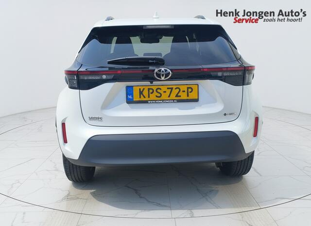 Toyota YARIS Cross 1.5 Hybrid 115 First Edition uit 2025 Rijklaar + Fabrieksgarantie Henk Jongen Auto's in Helmond, al 50 jaar service zoals 't hoort!