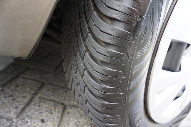 Toyota YARIS 1.0 VVT-i Comfort/2e Eigenaar/All-season/NL Auto!