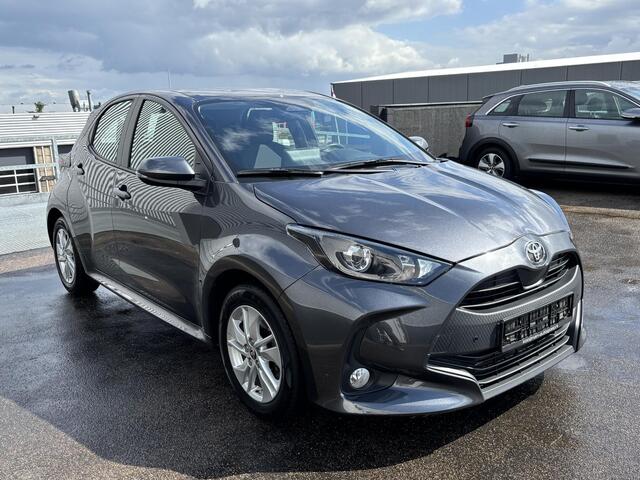 Toyota YARIS 1.5 Hybrid 115 Business Plus Parkeersensoren voor + achter, Stoelverwarming & Stuurwiel verwarmd, Apple Carplay en/of Android auto navigatie, Adaptieve cruise control