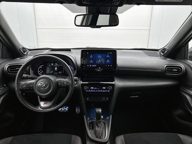 Toyota YARIS Cross 1.5 Hybrid GR Sport | Dealer onderhouden | JBL | Head-Up Display | Dodehoek detectie | Parkeersensoren voor+achter | Stoel+stuurverwarming | Full LED Adaptive | Elektrische Achterklep | Treeplanken |