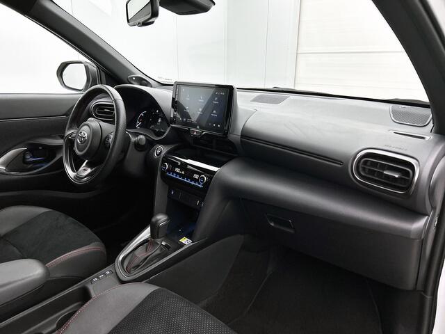 Toyota YARIS Cross 1.5 Hybrid GR Sport | Dealer onderhouden | JBL | Head-Up Display | Dodehoek detectie | Parkeersensoren voor+achter | Stoel+stuurverwarming | Full LED Adaptive | Elektrische Achterklep | Treeplanken |