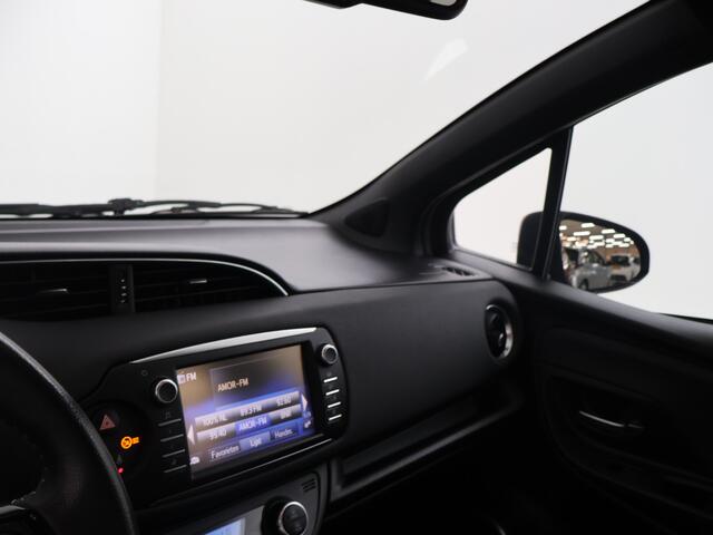 Toyota YARIS 1.5 Hybrid Energy Plus | Dealer onderhouden | Half leder/Alcantara bekleding | Parkeersensoren achter | Navigatie | Cruise Control | Climate control | Achteruitrijcamera | fotostudio