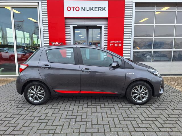 Toyota YARIS 1.5 Hybrid Design Red *Met trekhaak voor fietsendrager!*