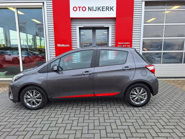 Toyota YARIS 1.5 Hybrid Design Red *Met trekhaak voor fietsendrager!*