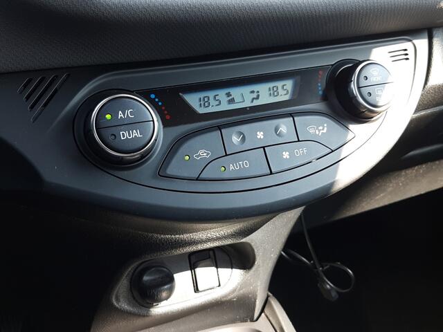Toyota YARIS 1.5 Hybrid Dynamic Limited | Stoelverwarming | Parkeersensoren voor | Achteruitrijcamera | Climate Control |