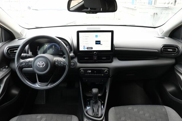 Toyota YARIS 1.5 Hybrid 115 Dynamic Automaat | Buitenspiegels automatisch inklapbaar | Stoelen, stoelverwarming voorstoelen | Stuurwiel, met stuurwielverwarming | Blind Spot Monitor (BSM); dodehoekdetectie | Safe