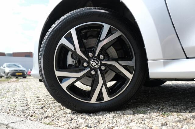 Toyota YARIS 1.5 Hybrid 115 Dynamic Automaat | Buitenspiegels automatisch inklapbaar | Stoelen, stoelverwarming voorstoelen | Stuurwiel, met stuurwielverwarming | Blind Spot Monitor (BSM); dodehoekdetectie | Safe