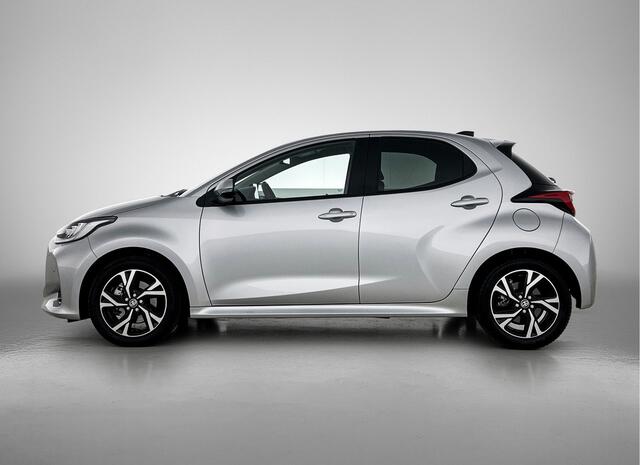 Toyota YARIS 1.5 Hybrid 115 Dynamic Comfort Pack | BTW voertuig | Dodehoek detectie | Stoel+stuurverwarming | Parkeersensoren Voor+Achter | Draadloze telefoonlader | Navigatie | Apple CarPlay/Android Auto | Climate Control | Cruise Control