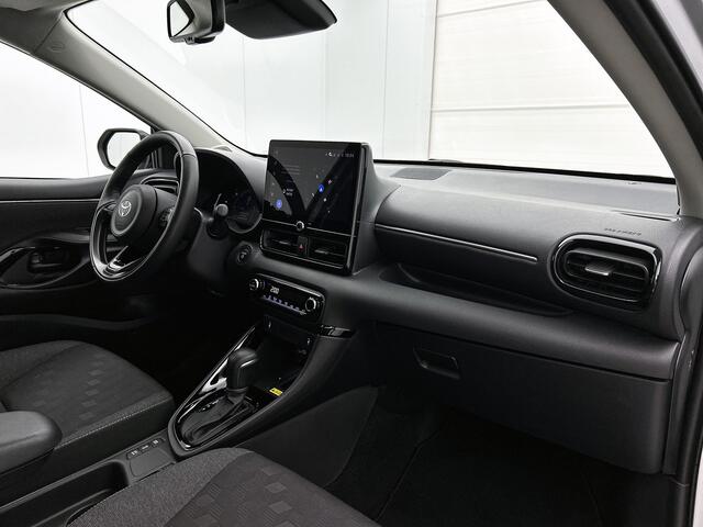 Toyota YARIS 1.5 Hybrid 115 Dynamic Comfort Pack | BTW voertuig | Dodehoek detectie | Stoel+stuurverwarming | Parkeersensoren Voor+Achter | Draadloze telefoonlader | Navigatie | Apple CarPlay/Android Auto | Climate Control | Cruise Control
