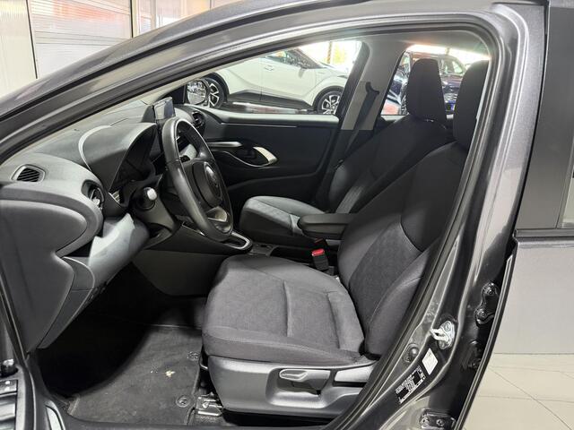 Toyota YARIS 1.5 Hybrid 115 Business Stoel/stuurwielverwarming , Parkeersensoren voor en achter , Camera , All Season banden met lm velgen , BTW auto