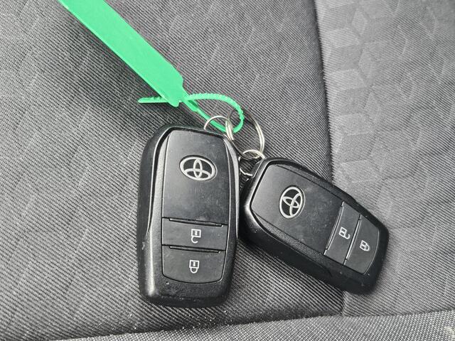 Toyota YARIS 1.5 Hybrid Dynamic / Head-Up Display / Adaptief Cruise Control / Apple Carplay & Android Auto / Achteruitrijcamera / Navigatie / Climate Control / Dode Hoek Detectie /