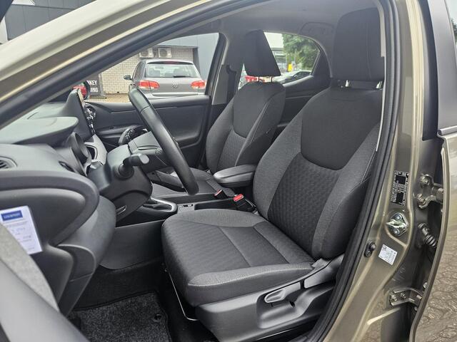 Toyota YARIS 1.5 Hybrid Dynamic / Head-Up Display / Adaptief Cruise Control / Apple Carplay & Android Auto / Achteruitrijcamera / Navigatie / Climate Control / Dode Hoek Detectie /