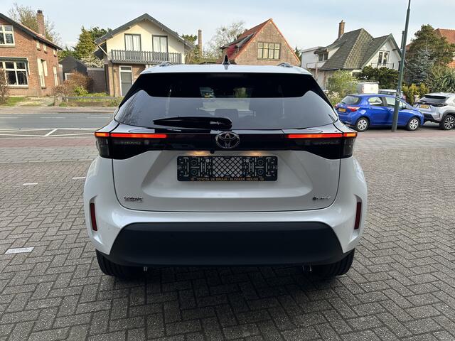 Toyota YARIS Cross 1.5 Hybrid 130 Dynamic + Comfort Pack dodehoekdetectie / stoelverwarming / stuurwielverwarming / parkeersensoren voor + achter / Navigatie / Apple Carplay / Android Auto / parkeercamera / 10 jaar Toyota garantie / rijklaarprijs incl. Toyota Pechhulppas