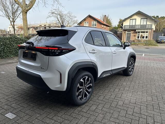 Toyota YARIS Cross 1.5 Hybrid 130 Dynamic + Comfort Pack dodehoekdetectie / stoelverwarming / stuurwielverwarming / parkeersensoren voor + achter / Navigatie / Apple Carplay / Android Auto / parkeercamera / 10 jaar Toyota garantie / rijklaarprijs incl. Toyota Pechhulppas
