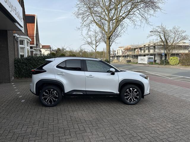 Toyota YARIS Cross 1.5 Hybrid 130 Dynamic + Comfort Pack dodehoekdetectie / stoelverwarming / stuurwielverwarming / parkeersensoren voor + achter / Navigatie / Apple Carplay / Android Auto / parkeercamera / 10 jaar Toyota garantie / rijklaarprijs incl. Toyota Pechhulppas
