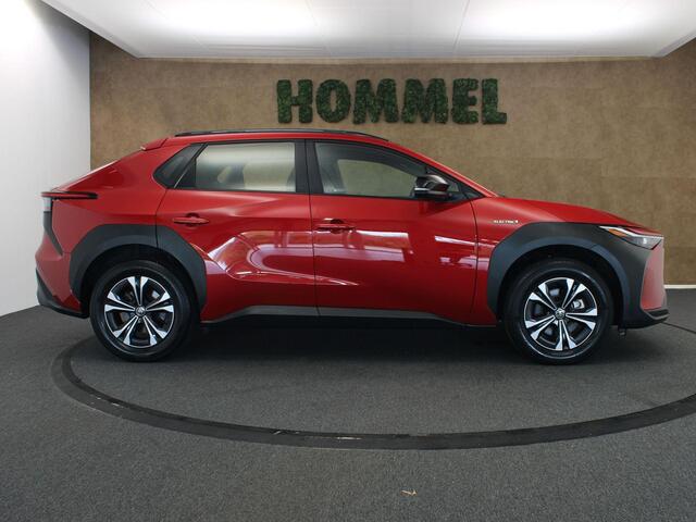 Toyota bZ4X Active 71 kWh SOH 97.9%!! - ORIGINEEL NEDERLANDSE AUTO - TREKHAAK (TREKGEWICHT 750 KG) - ADAPTIEVE CRUISE CONTROL - APPLE CARPLAY/ANDROID AUTO - CLIMATE CONTROL - NAVIGATIE FULL MAP - CAMERA - KEYLESS ENTRY/START