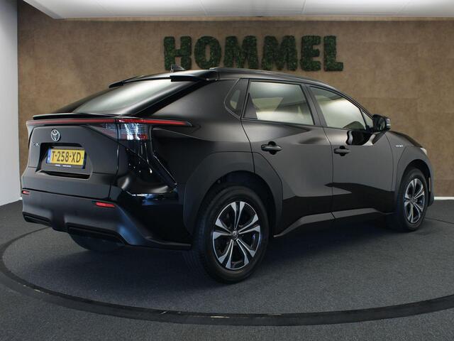 Toyota bZ4X Active 71 kWh -SOH 97,1% !!!- ORIGINEEL NEDERLANDSE AUTO - AFKOMSTIG VAN 1E EIGENAAR - 2 LAADKABELS - 3 FASE - CAMERA - ALARM KLASSE 3 MET KIWA CERTIFICAAT - NAVIGATIE - ADAPTIEVE CRUISE CONTROL - CLIMATE CONTROL - KEYLESS ENTRY/ START