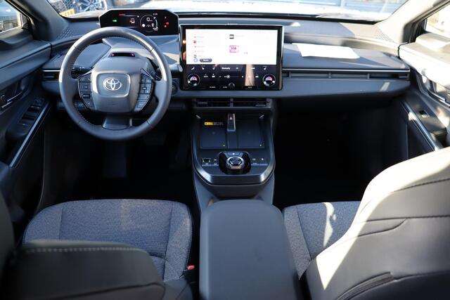 Toyota bZ4X Dynamic 73,1 kWh, 360 camera, Stoel verwarming, Stuur verwarming, BSM, Elek bediende achterklep.
