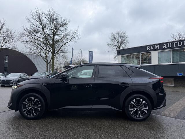 Toyota bZ4X Dynamic 71 kWh SOH 100% | 3-FASE | 5.000 KM | NAVIGATIE | 360° CAMERA + PDC | STUUR- & STOELVERWARMING | ADAPTIEVE CRUISE CONTROL | ELEKTRISCHE ACHTERKLEP | FABRIEKSGARANTIE 3034!