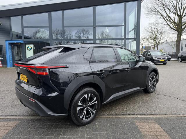Toyota bZ4X Dynamic 71 kWh SOH 100% | 3-FASE | 5.000 KM | NAVIGATIE | 360° CAMERA + PDC | STUUR- & STOELVERWARMING | ADAPTIEVE CRUISE CONTROL | ELEKTRISCHE ACHTERKLEP | FABRIEKSGARANTIE 3034!