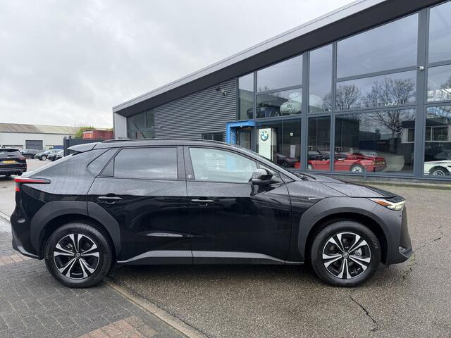Toyota bZ4X Dynamic 71 kWh SOH 100% | 3-FASE | 5.000 KM | NAVIGATIE | 360° CAMERA + PDC | STUUR- & STOELVERWARMING | ADAPTIEVE CRUISE CONTROL | ELEKTRISCHE ACHTERKLEP | FABRIEKSGARANTIE 3034!
