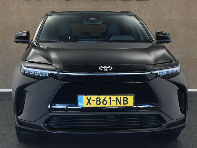 Toyota bZ4X Business Plus 71 kWh - ORIGINEEL NEDERLANDSE AUTO - NAVIGATIE FULL-MAP - ADAPTIEVE CRUISE CONTROL - VERWARMDE STOELEN VOOR / STUUR & VOORRUIT - PARKEERSENSOREN VOOR EN ACHTER - ACHTERUITRIJCAMERA - KEYLESS ENTRY & START - 3 FASE LADEN - DODEHOEKDETECTIE