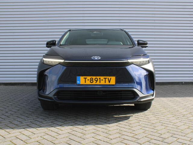 Toyota bZ4X Launch Edition 71 kWh | Trekhaak | 360° Camera | Stuur-/stoelverwarming | Elek. stoelverstelling | Elek. achterklep | Dodehoek detectie | 18" LM | LED |
