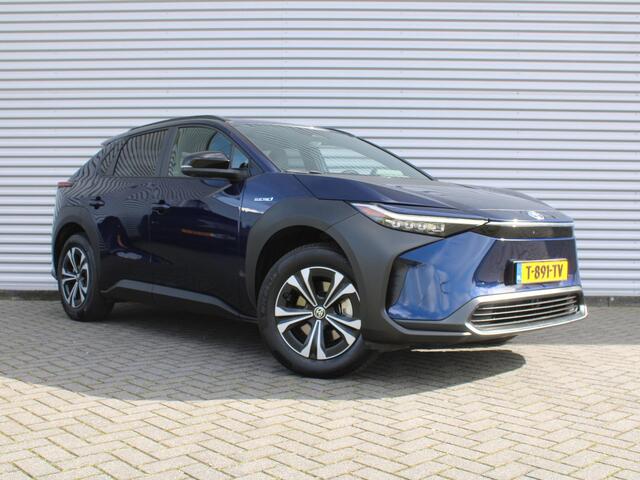 Toyota bZ4X Launch Edition 71 kWh | Trekhaak | 360° Camera | Stuur-/stoelverwarming | Elek. stoelverstelling | Elek. achterklep | Dodehoek detectie | 18" LM | LED |