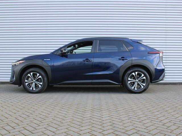 Toyota bZ4X Launch Edition 71 kWh | Trekhaak | 360° Camera | Stuur-/stoelverwarming | Elek. stoelverstelling | Elek. achterklep | Dodehoek detectie | 18" LM | LED |