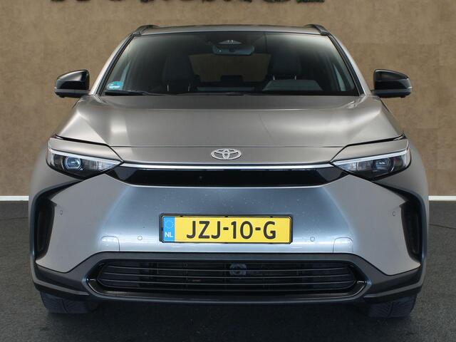 Toyota bZ4X Dynamic 71 kWh - 2 LAADKABELS - ELEKTRISCHE VERSTELLING BESTUURDERSSTOEL - ELEKTRISCH BEDIENBARE ACHTERKLEP - PARKEERSENSOREN VOOR/ ACHTER - STUUR VERWARMD - VOORSTOELEN VERWARMD - NAVIGATIE - M&S BANDEN - DODEHOEK DETECTIE