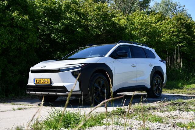 Toyota bZ4X Touring Executive AWD 75 kWh 380pk | Panoramadak | Rondomzicht camera | Warmtepomp |
