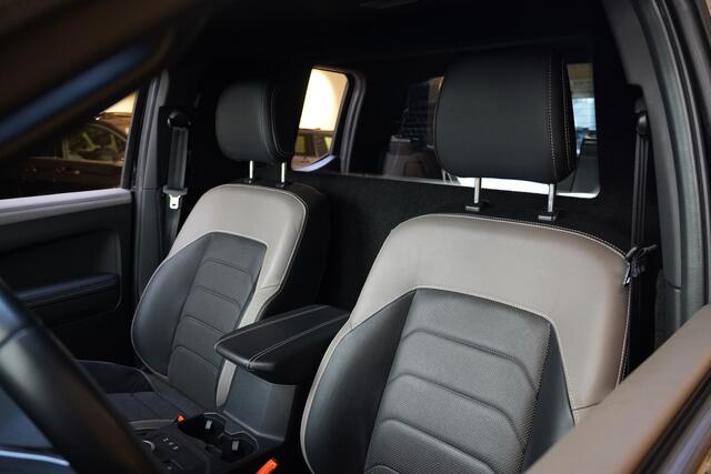 Volkswagen AMAROK 3.0TDI/240pk 4Motion Plus Cab Aventura BLACKSTYLE (2 persoons/ grijs kenteken)|2024|Leer|Trekhaak|360 Camera|Virtual Cockpit|Blindspot|21"Blackstyle|Blackstyle Roll Cover|IQ LED|PDC|Harman/Kardon|Cruise+ACC