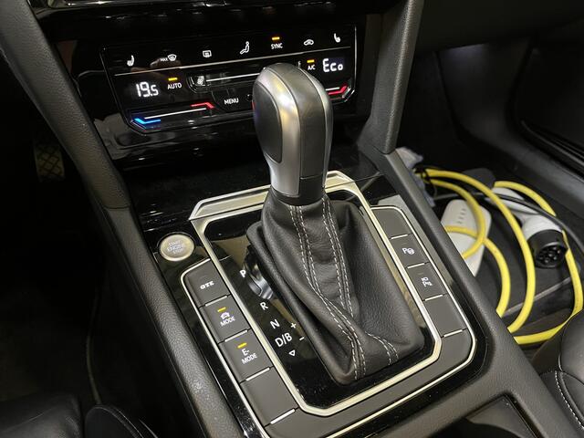Volkswagen Arteon Shooting Brake 1.4 TSI eHybrid 2x R-Line / AUTOMAAT/ 218 PK/ PANO/ TREKHAAK/ LEER/ CAMERA/ PARK. SENSOREN/ NAVI/ DCC/ ACC/ STOEL VERWARM+MASSAGE/ MEMORY SEATS/ APP-CONNECT/ ELEK. ACHTERKLEP/ DODE HOEK/ KEYLESS/ 19'' LMV