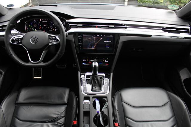 Volkswagen Arteon Shooting Brake 1.4 TSI eHybrid R-Line Business+ | Incl. 12 maanden Garantie | SoH 92% | Dealer onderhouden | Panorama dak | Stoelmassage | Stoelverwarming V+A | Stuurverwarming | Elektrisch verstelbare stoelen met memory | Elektrisch wegklapbare trekhaak 