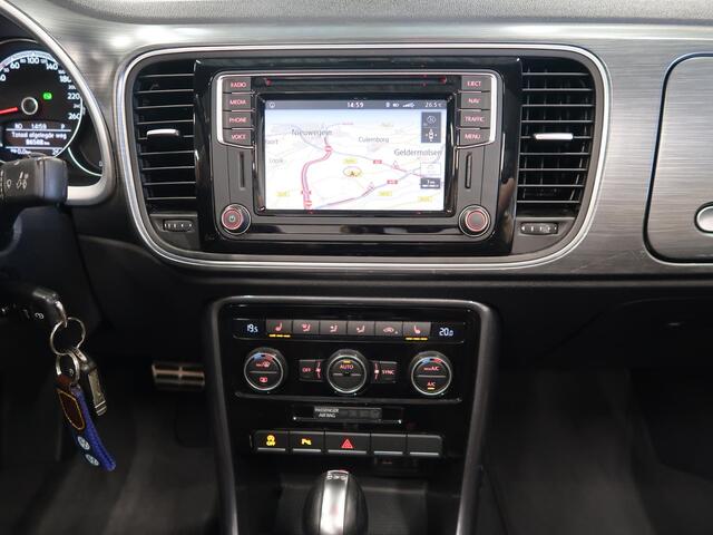 Volkswagen BEETLE (NEW) Cabriolet 1.4 TSI Karmann 150pk Automaat Leer/Alcantara App connect 18 inch Navigatie Carplay PDC Cruise Boekjes aanwezig Nette staat