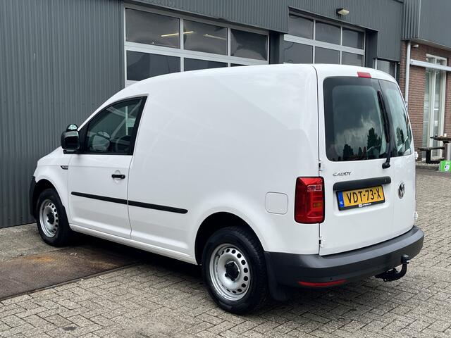 Volkswagen CADDY 2.0 TDI L1H1 Airco Cruise controle Schuifdeur Trekhaak 1400kg trekgewicht Telefoonverbinding Parkeersensoren achter 1e eigenaar 2-Persoons Euro 6