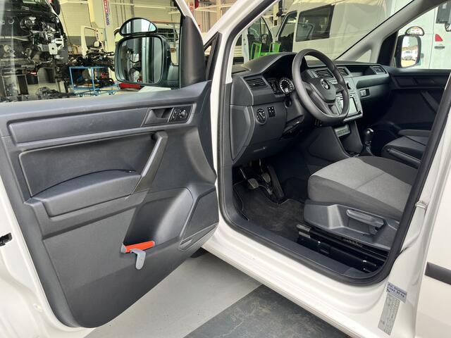 Volkswagen CADDY 2.0 TDI L1H1 Airco Cruise controle Schuifdeur Trekhaak 1400kg trekgewicht Telefoonverbinding Parkeersensoren achter 1e eigenaar 2-Persoons Euro 6